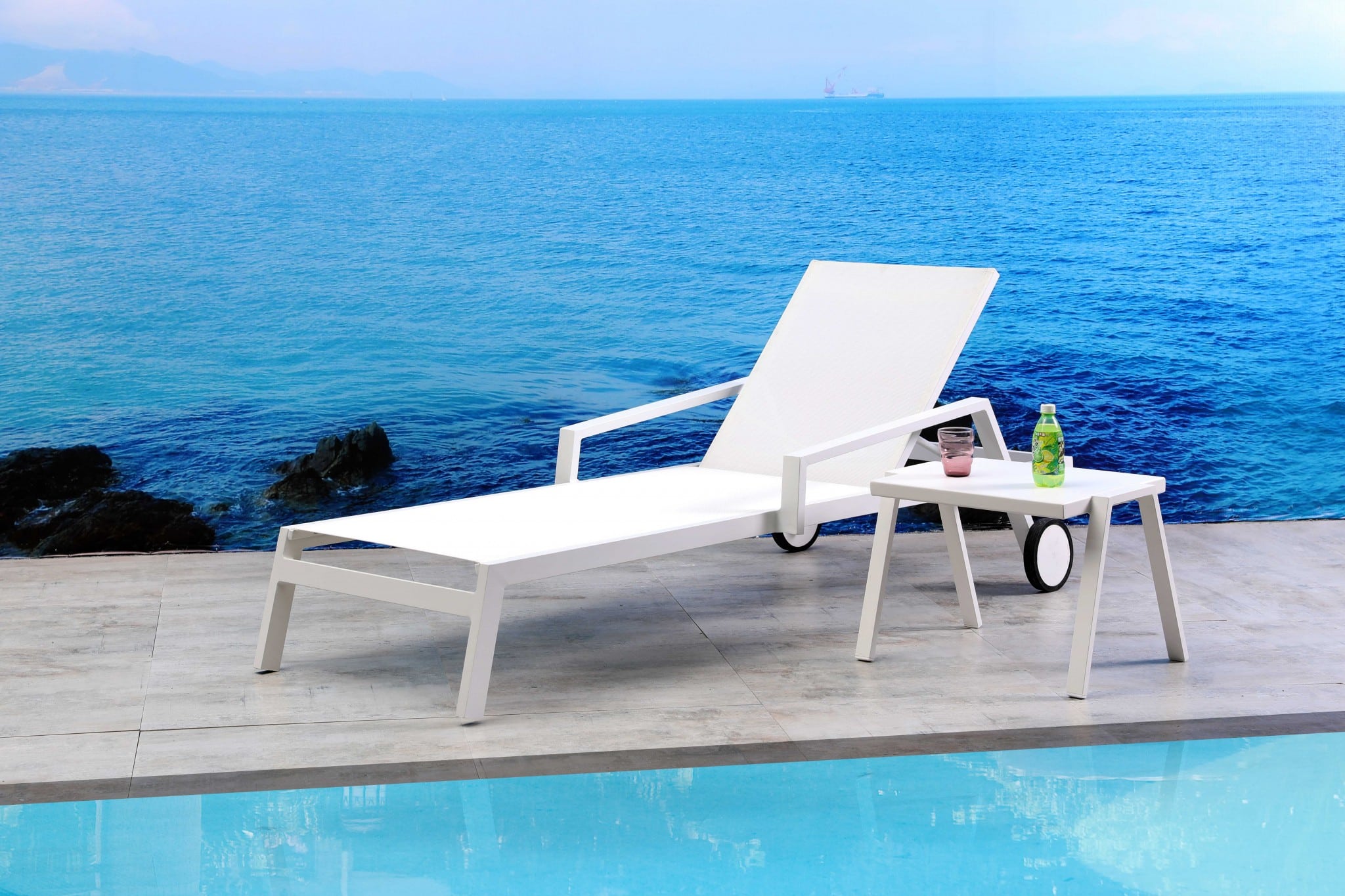 Set Of 2 White Modern Aluminum Chaise Lounges - Image 4